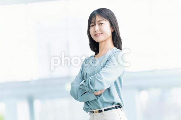 腕組みをする笑顔の女性・ビジネスウーマン 女性,ビジネス,笑顔の写真素材