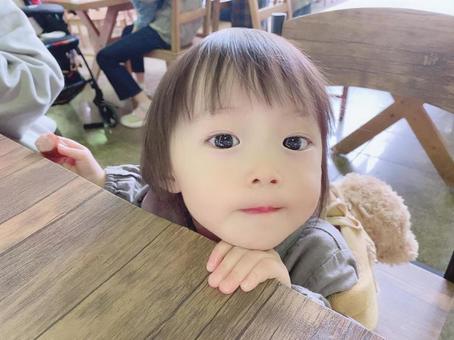 子供が親を見つめるの写真