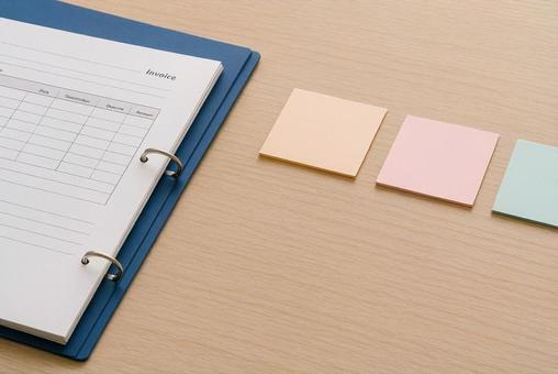 仕事で使う伝票整理ファイルと付箋メモ 仕事で使う伝票整理ファイルと付箋メモの写真