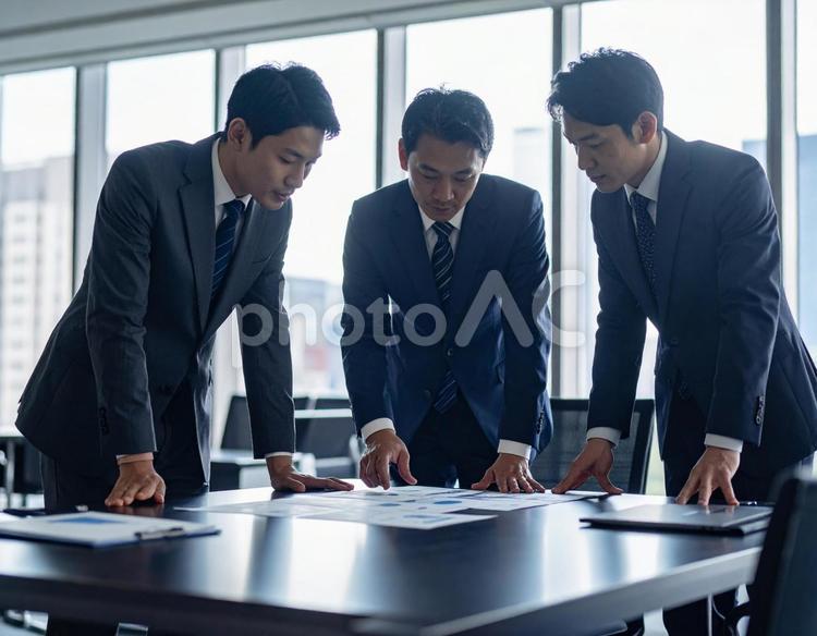 ビジネスミーティング・資料を検討 ビジネスシーン,ビジネスパーソン,ミーティングの写真素材