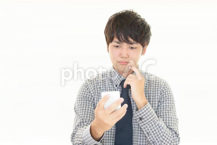 スマートフォンを持つ男性 男性,ビジネスマン,男の写真素材