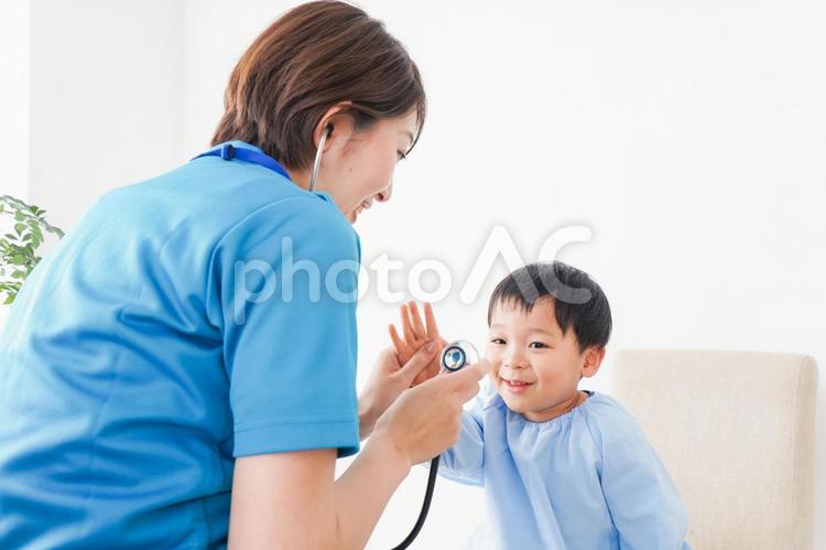 子どもを診察する若い看護師 ナース服,花粉症,子供の写真素材