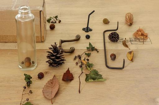 秋の落ち葉と取っ手金具　1 秋,素材,イメージの写真素材