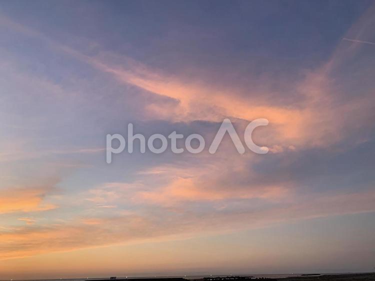 夜の幕開け：夕焼けに染まる空の絵画 夕焼け,空,雲の写真素材