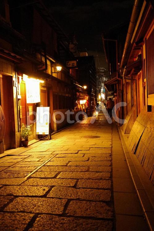 夜の祇園、石畳の街角 祇園,石畳,街角の写真素材