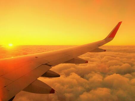 飛行機の窓から　夕日と雲 夕日,夕景,夕焼けの写真素材