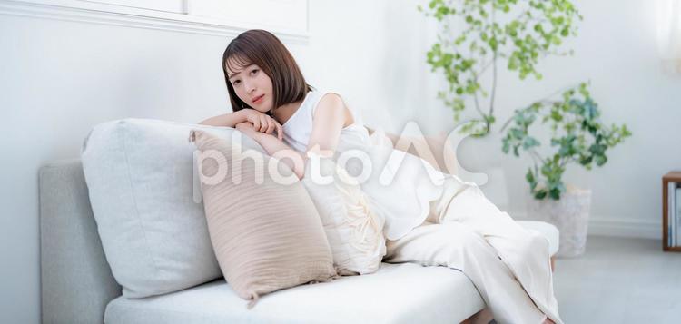 ソファでくつろぐ女性 大学生,美白,モデルの写真素材