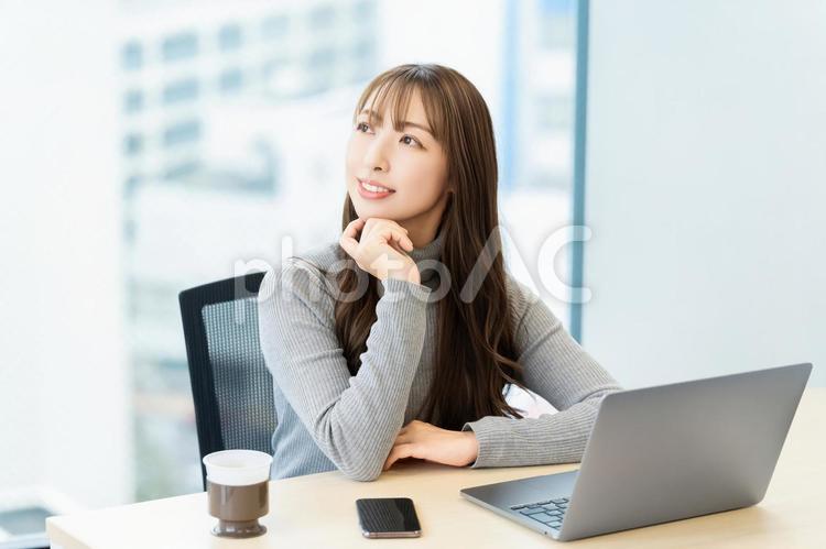 デスクワークをする女性・ビジネスウーマン 女性,パソコン,仕事の写真素材