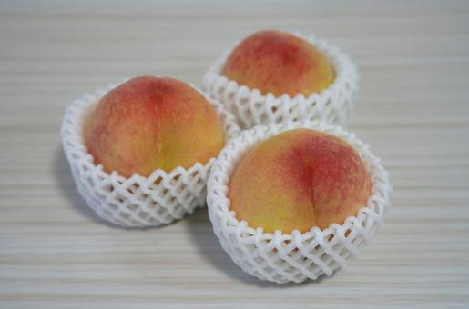 華やかな香りの桃  華やかな香りの桃 桃,果物,竜門早生の写真素材