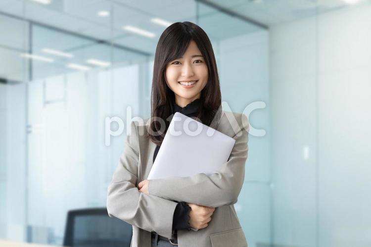 ノートパソコンを持つビジネスウーマン ビジネス,女性,パソコンの写真素材