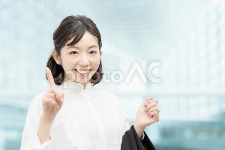 笑顔を見せるオフィスカジュアル姿の女性  女性,働き女子,ビジネスパーソンの写真素材