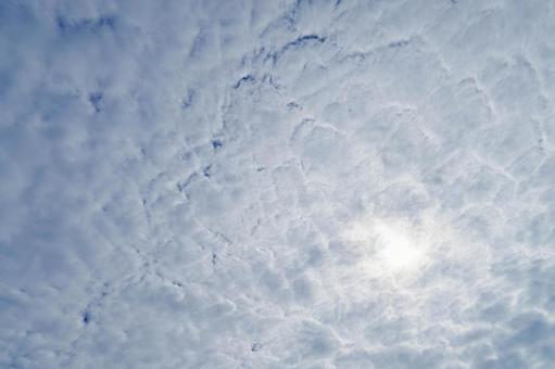 薄い雲の隙間から覗く太陽の光 薄い雲の隙間から覗く太陽の光の写真