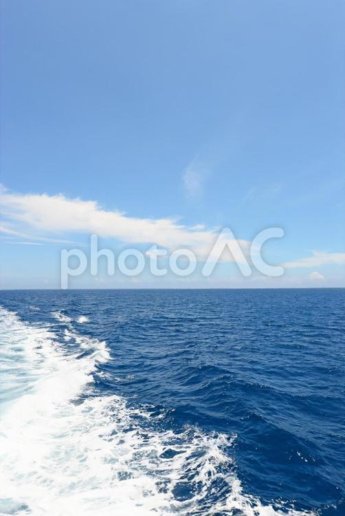 沖縄の青い海と航跡 航跡,波しぶき,白い波の写真素材