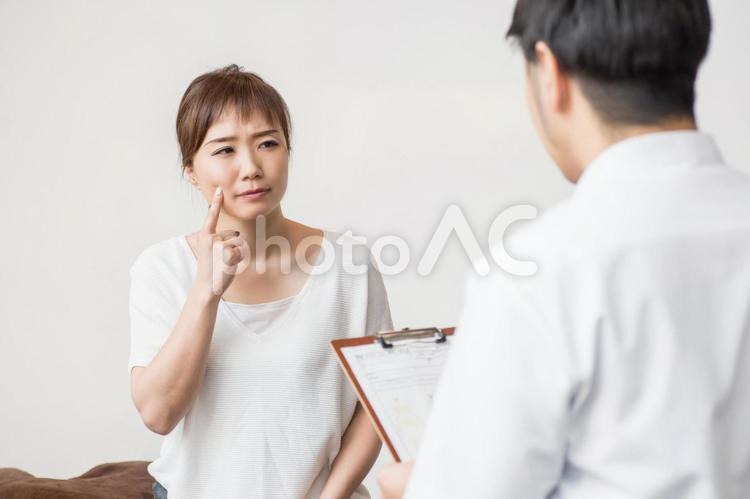 カウンセリングを受ける女性（肌） 肌,皮膚炎,弾力の写真素材