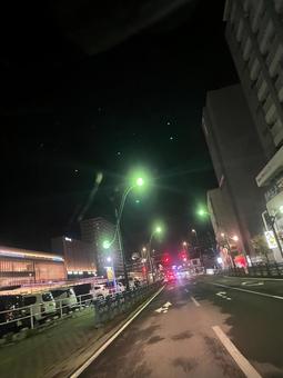 夜の駅前道路の写真