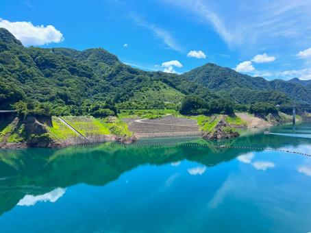 【シンメトリー】八ッ場ダムあがつま湖 シンメトリー,八ッ場ダム,あがつま湖の写真素材