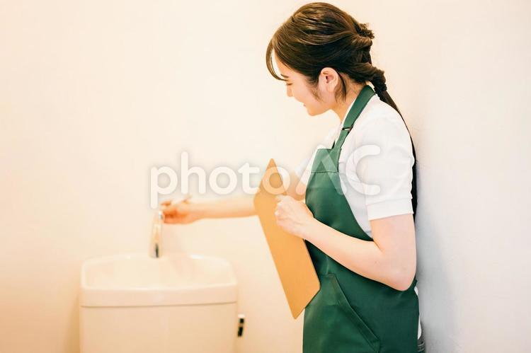 トイレの点検をする女性（タンク） トイレ,点検,タンクの写真素材