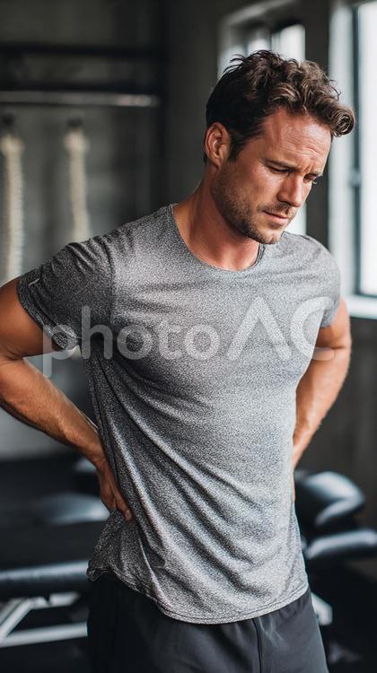 健康と向き合うスポーツマンの腰痛 腰痛,男性,スポーツの写真素材