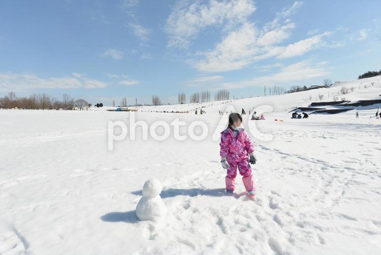 雪だるま作りをする子供A10 雪だるま,雪だるま作り,雪遊びの写真素材