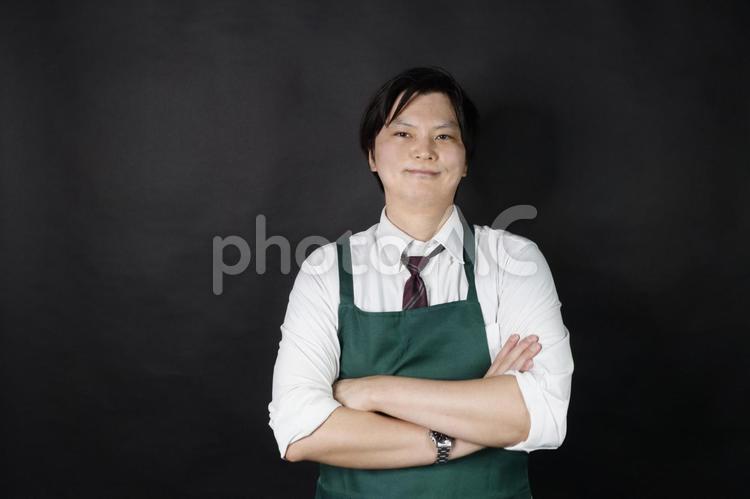 自信に満ちた店員の微笑み 男性,店員,スタッフの写真素材