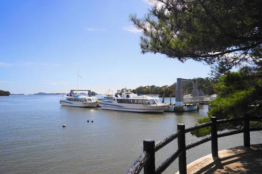 青空、海と船 風景,そよ風,癒しの写真素材