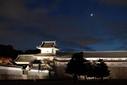 金沢城と三日月 夜景 ライトアップ 金沢城と三日月 夜景 ライトアップ 金沢城,三日月,金沢の写真素材