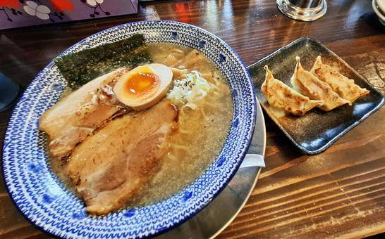 ラーメンと餃子セット ラーメンと餃子セット ラーメン,塩ラーメン,しおの写真素材