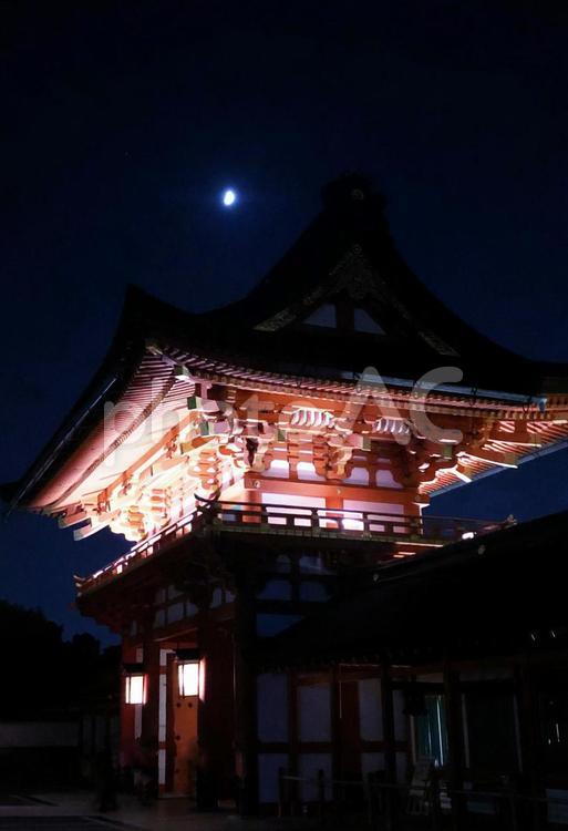 夜の伏見稲荷大社 伏見稲荷大社,三日月,夜空の写真素材