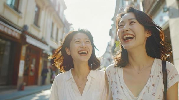 海外旅行中に笑顔で散策する女友達 海外旅行中に笑顔で散策する女友達の写真