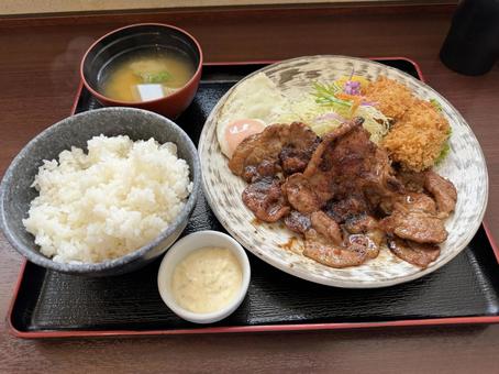 生姜焼き定食 生姜焼き,定食,牡蠣フライの写真素材