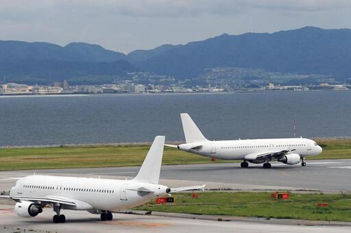 飛行機　エアバス　白 旅客機,航空機,エンジンの写真素材