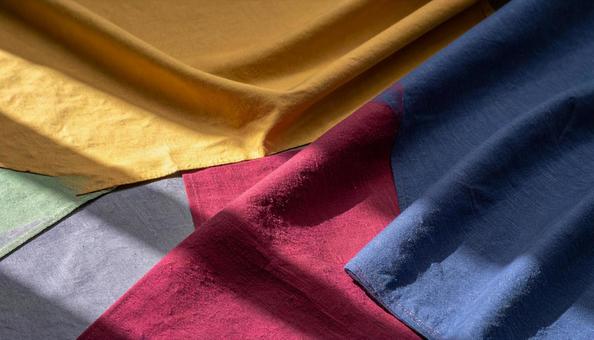 黄色と赤と青の布の重なりの写真