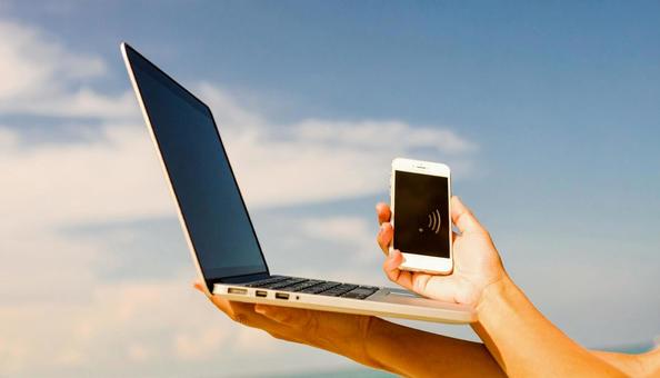 インターフェイスのイメージ　手にパソコンの写真