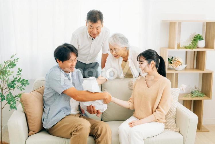 老夫婦と若い夫婦（里帰り出産） 家族,三世代家族,孫の写真素材