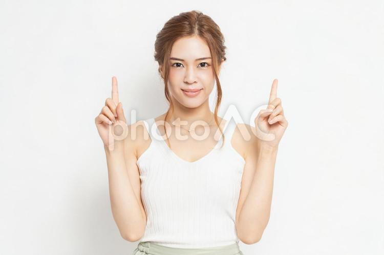 人差し指でポイントを示す若い女性 女性,ビジネス,ポイントの写真素材