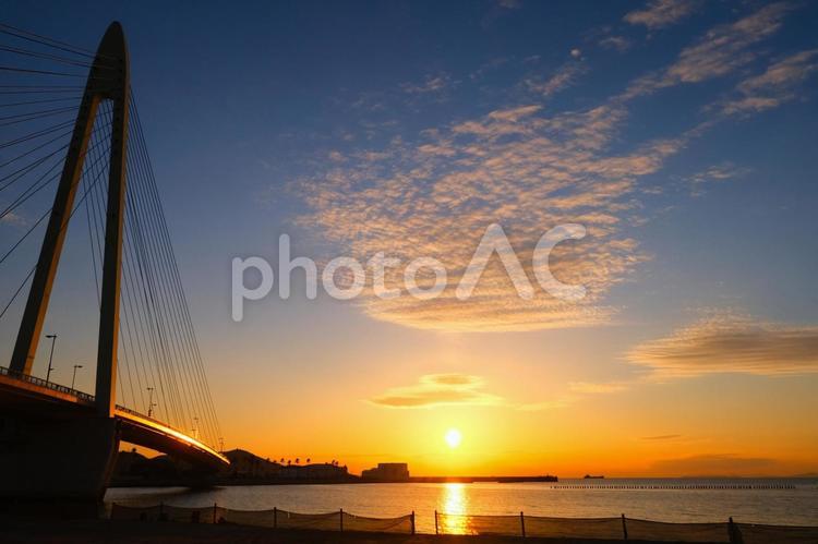 夕焼けに染まる橋梁 夕焼け,街並み,夕暮れの写真素材