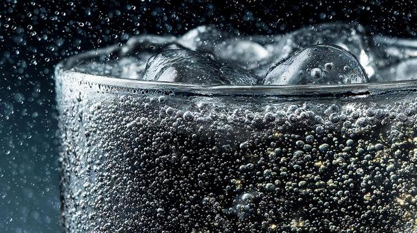 喉を潤す、冷たい炭酸水の爽やかなイメージ 喉を潤す、冷たい炭酸水の爽やかなイメージの写真