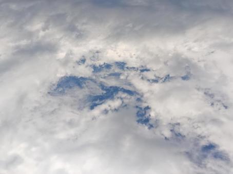 曇天の隙間 空 曇天の隙間 空の写真