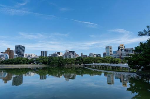 水面に反射する大濠公園の景色 水面に反射する大濠公園の景色の写真