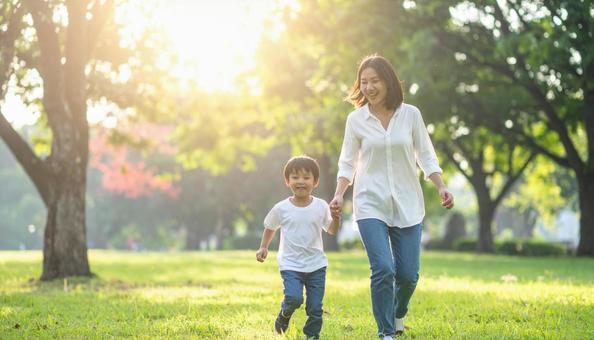 日本人のお母さんと子供 公園を走る親子 日本人のお母さんと子供 公園を走る親子の写真