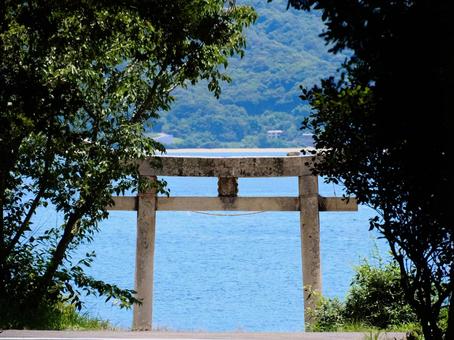 粟島_馬城八幡神社_鳥居 馬城八幡神社,鳥居,海の写真素材