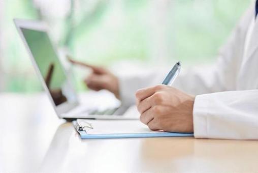 A male doctor who looks up on a computer and takes notes, bác sĩ, bác sĩ, bản viết tay, JPG