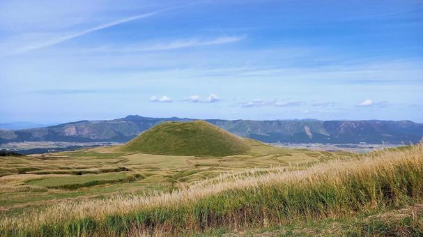 米塚と阿蘇のカルデラ大地 米塚,阿蘇,パノラマラインの写真素材