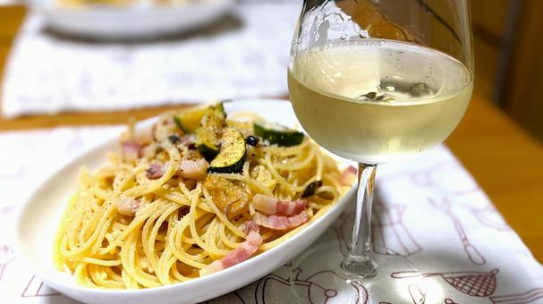 ランチタイム、白ワインとパスタ ランチタイム、白ワインとパスタ オイルパスタ,ペペロンチーノ,スパゲッティの写真素材