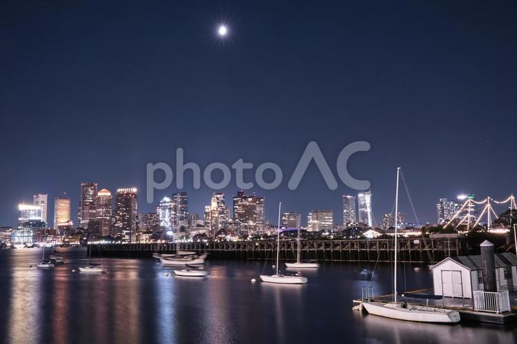 ボストンの夜景と月と船 ランドマーク,風景,街並みの写真素材
