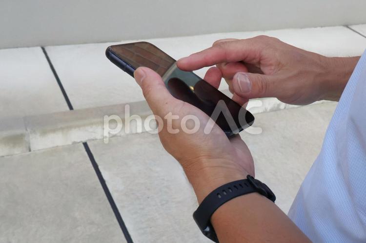 スマホを操作する男性の手指 スマホ,操作,サラリーマンの写真素材