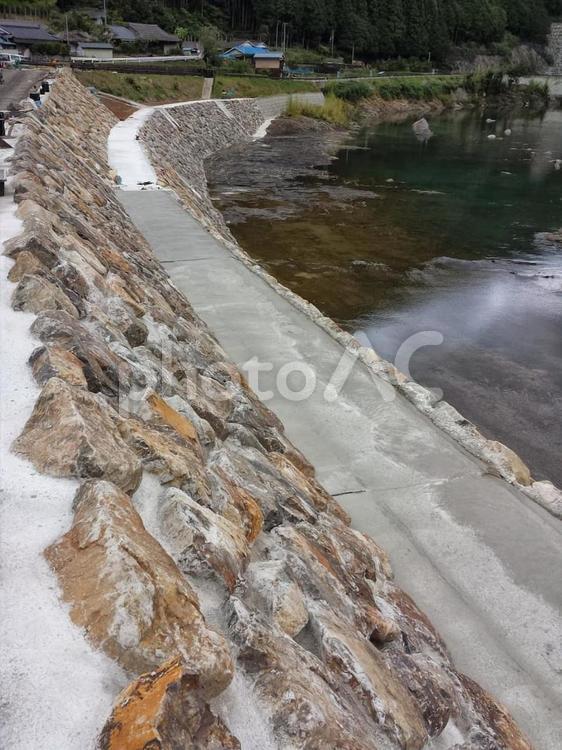 川沿いの石積み護岸 川,護岸,石積みの写真素材