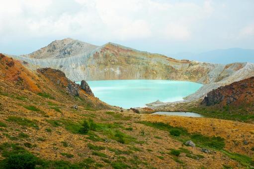 エメラルドグリーンが美しい 白根山の湯釜 エメラルドグリーンが美しい 白根山の湯釜の写真