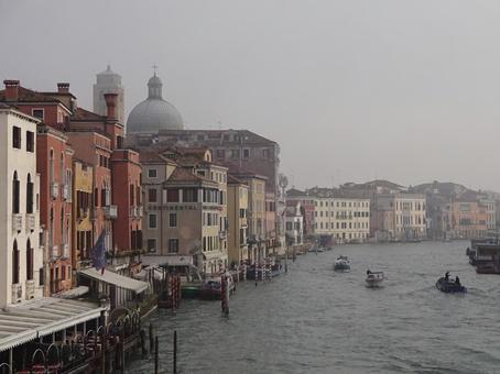 イタリア　ベネツィアの運河　薄曇り イタリア,ベネツィア,運河の写真素材
