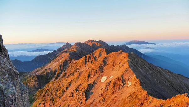 槍ヶ岳から見るモルゲンロート 槍ヶ岳から見るモルゲンロート 山,登山,槍ヶ岳の写真素材